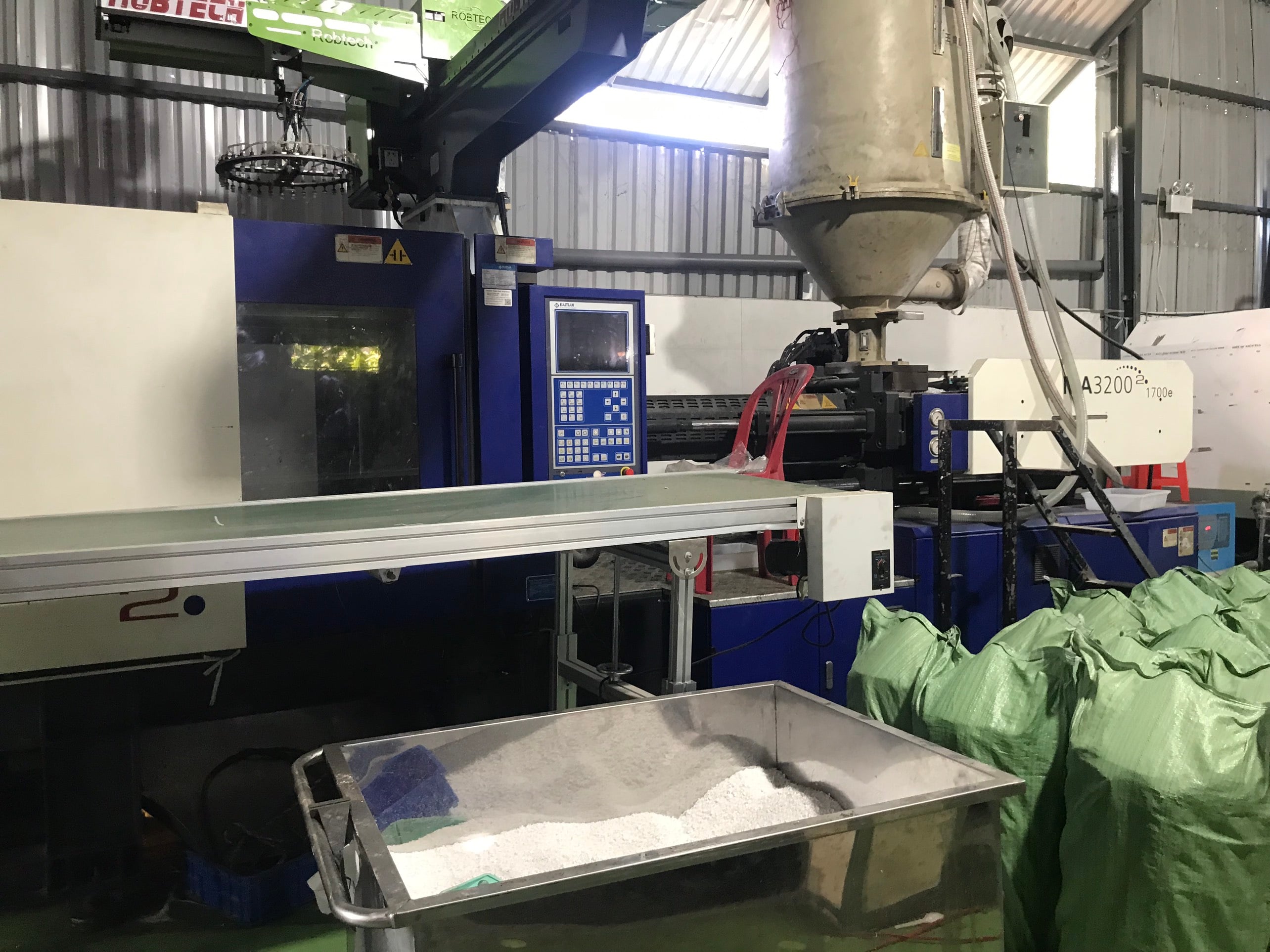 plastic injection molding machine.jpg